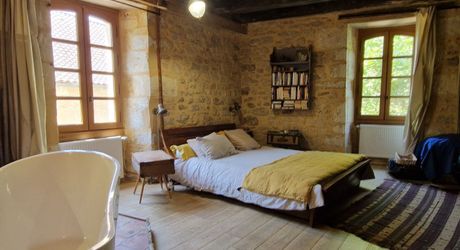 Propriété de charme avec dépendances, piscine et jardin dans un hameau.