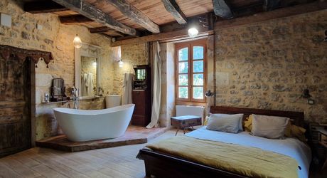 Propriété de charme avec dépendances, piscine et jardin dans un hameau.