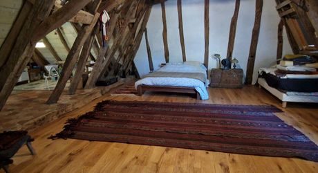 Propriété de charme avec dépendances, piscine et jardin dans un hameau.