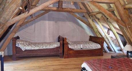 Propriété de charme avec dépendances, piscine et jardin dans un hameau.