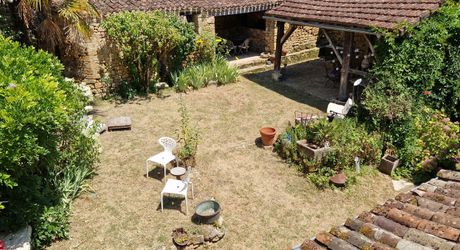 Propriété de charme avec dépendances, piscine et jardin dans un hameau.