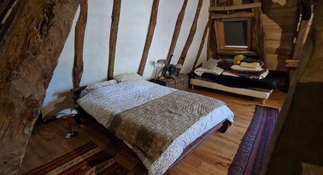 Propriété de charme avec dépendances, piscine et jardin dans un hameau.