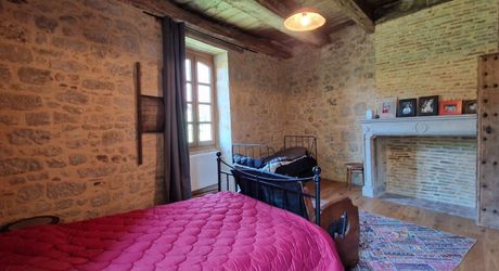 Propriété de charme avec dépendances, piscine et jardin dans un hameau.