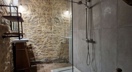 Propriété de charme avec dépendances, piscine et jardin dans un hameau.