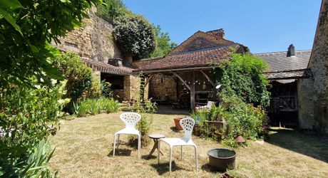 Propriété de charme avec dépendances, piscine et jardin dans un hameau.