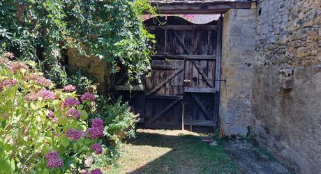 Propriété de charme avec dépendances, piscine et jardin dans un hameau.