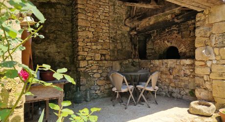 Propriété de charme avec dépendances, piscine et jardin dans un hameau.