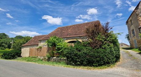 Propriété de charme avec dépendances, piscine et jardin dans un hameau.