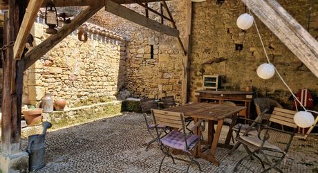 Propriété de charme avec dépendances, piscine et jardin dans un hameau.