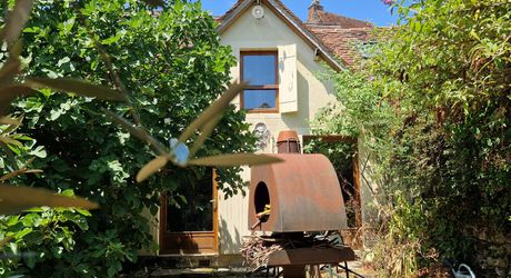 Propriété de charme avec dépendances, piscine et jardin dans un hameau.