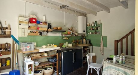 Propriété de charme avec dépendances, piscine et jardin dans un hameau.