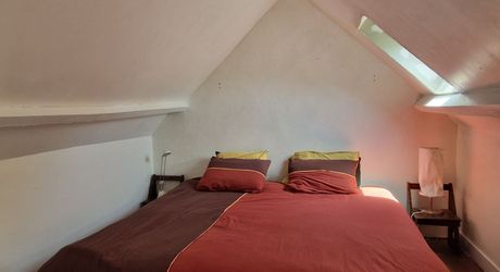 Propriété de charme avec dépendances, piscine et jardin dans un hameau.