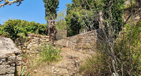Propriété de charme avec dépendances, piscine et jardin dans un hameau.