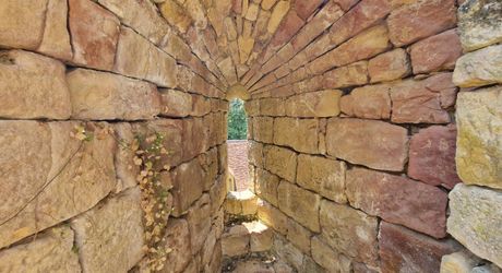 Propriété de charme avec dépendances, piscine et jardin dans un hameau.