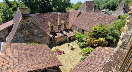 Propriété de charme avec dépendances, piscine et jardin dans un hameau.