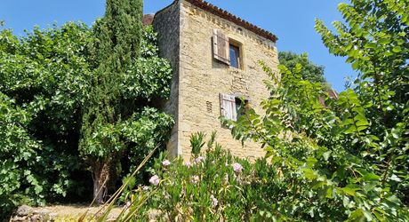 Propriété de charme avec dépendances, piscine et jardin dans un hameau.