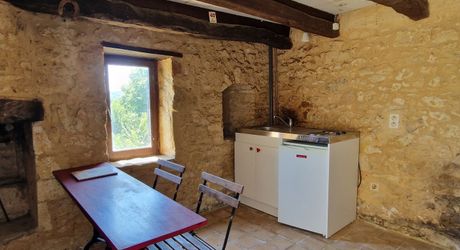 Propriété de charme avec dépendances, piscine et jardin dans un hameau.