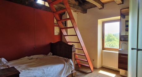 Propriété de charme avec dépendances, piscine et jardin dans un hameau.