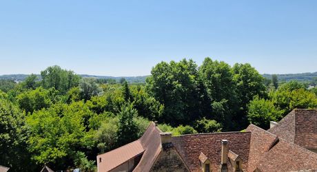 Propriété de charme avec dépendances, piscine et jardin dans un hameau.