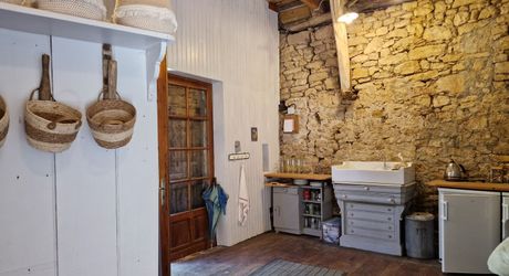 Propriété de charme avec dépendances, piscine et jardin dans un hameau.