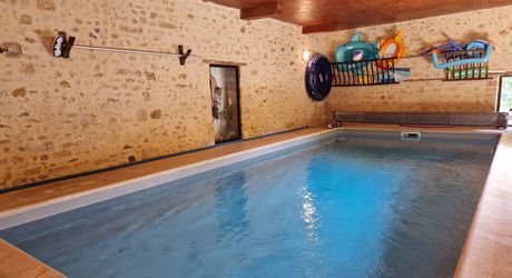 Propriété de charme avec dépendances, piscine et jardin dans un hameau.