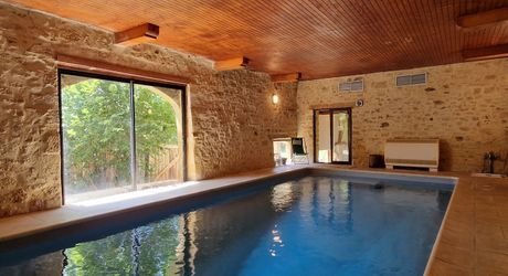 Propriété de charme avec dépendances, piscine et jardin dans un hameau.