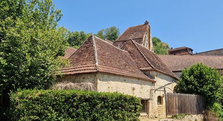 Propriété de charme avec dépendances, piscine et jardin dans un hameau.