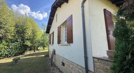 Contemporary single-storey house with garden close to shops!