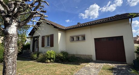 Contemporary single-storey house with garden close to shops!