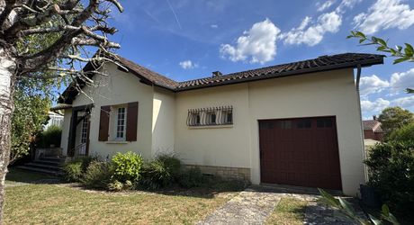 Contemporary single-storey house with garden close to shops!