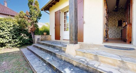 Contemporary single-storey house with garden close to shops!