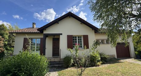 Contemporary single-storey house with garden close to shops!