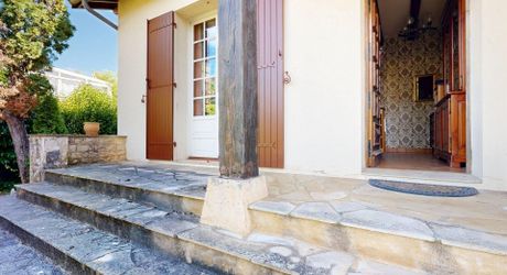 Contemporary single-storey house with garden close to shops!