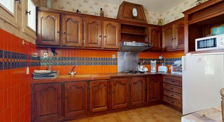 Contemporary single-storey house with garden close to shops!