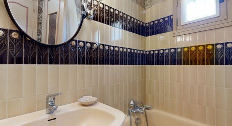 Contemporary single-storey house with garden close to shops!