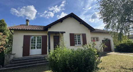 Contemporary single-storey house with garden close to shops!