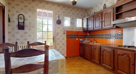 Contemporary single-storey house with garden close to shops!