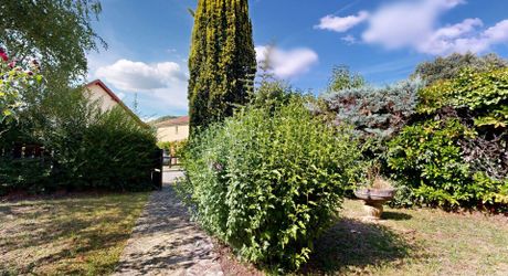 Contemporary single-storey house with garden close to shops!