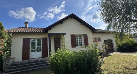 Contemporary single-storey house with garden close to shops!