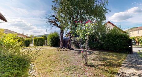 Contemporary single-storey house with garden close to shops!