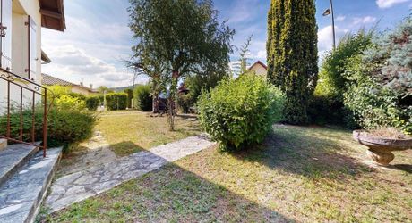 Contemporary single-storey house with garden close to shops!