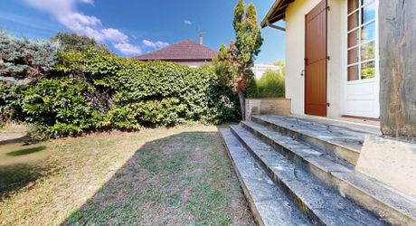 Contemporary single-storey house with garden close to shops!