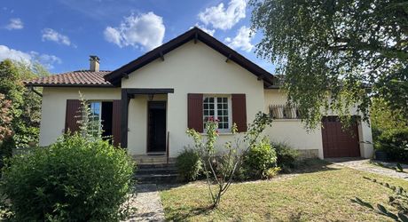 Contemporary single-storey house with garden close to shops!