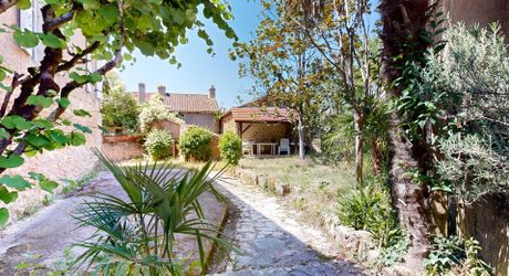 Elégante maison de village en pierre avec jardin et vue !