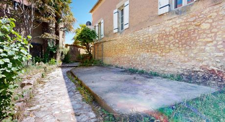 Elégante maison de village en pierre avec jardin et vue !