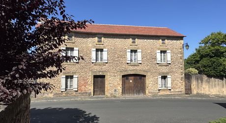 Elégante maison de village en pierre avec jardin et vue !