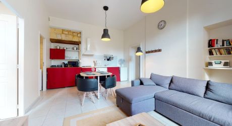 Appartement de plain-pied avec terrasse et parking – Centre-bourg de Saint-Cyprien (Dordogne).