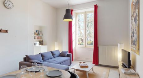 Appartement de plain-pied avec terrasse et parking – Centre-bourg de Saint-Cyprien (Dordogne).