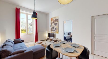 Appartement de plain-pied avec terrasse et parking – Centre-bourg de Saint-Cyprien (Dordogne).
