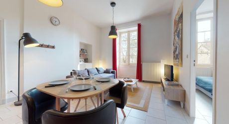 Appartement de plain-pied avec terrasse et parking – Centre-bourg de Saint-Cyprien (Dordogne).